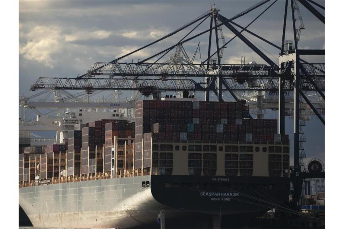 Containerschiff in Newark: Die OECD erwartet die schlimmste Rezession zu Friedenszeiten seit 100 Jahren. Foto: Mark Lennihan/AP/dpa