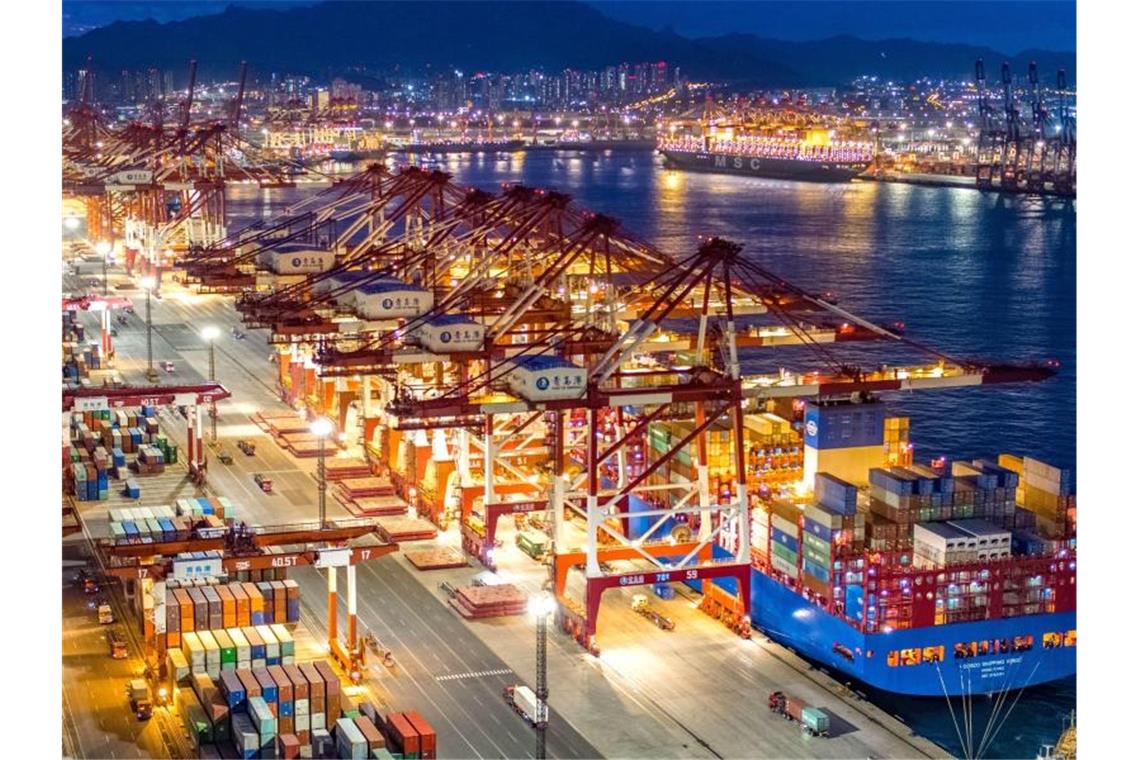Containerschiffe im Hafen von Qingdao: Deutsche und andere europäische Unternehmen in China leiden schwer unter der Ausbreitung des neuartigen Coronavirus. Foto: Yu Fangping/SIPA Asia via ZUMA Wire/dpa