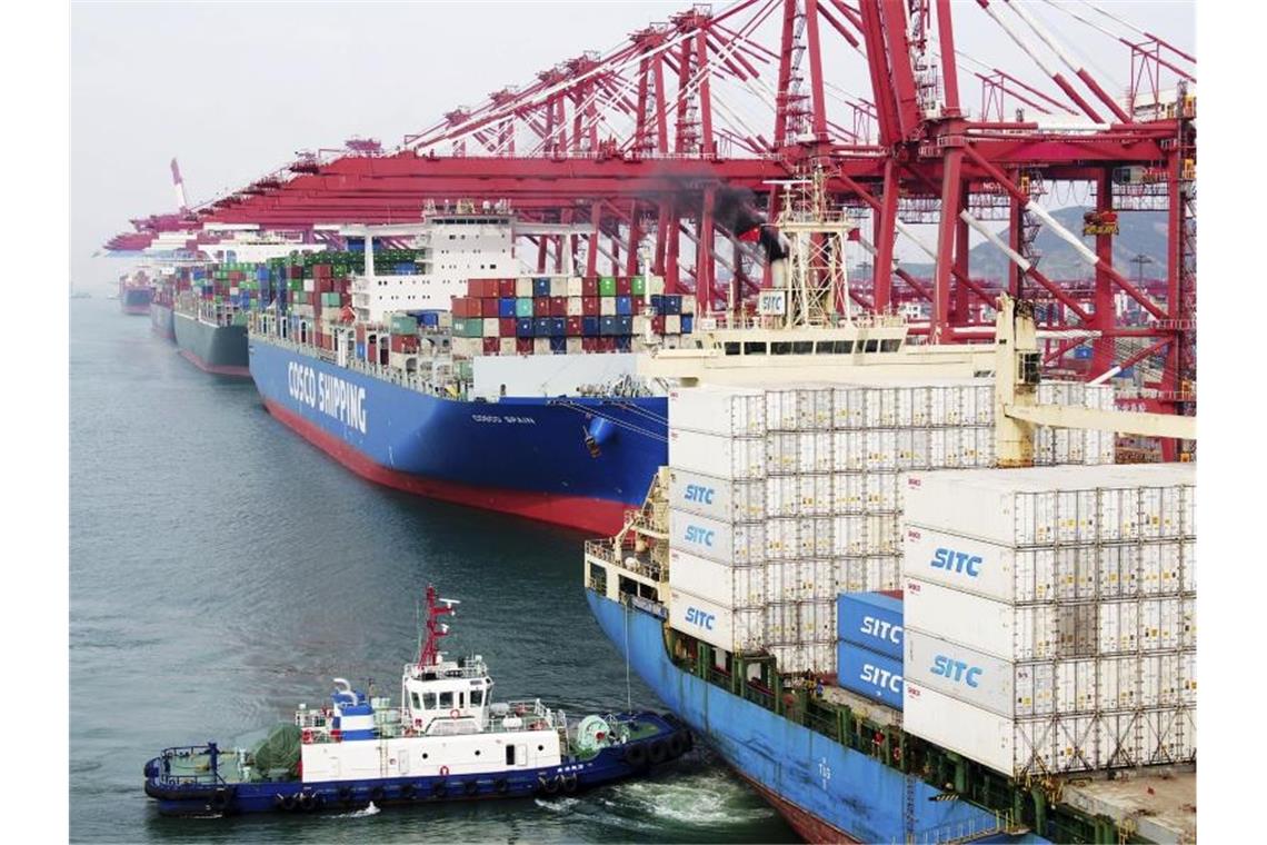 Trump erhöht Zölle auf Importe aus China Containerschiffe im Hafen von Qingdao. Die Anhebung der Sonderabgaben auf Importe aus China im Wert von 200 Milliarden Dollar ist in Kraft getreten. Foto: Chinatopix/AP
