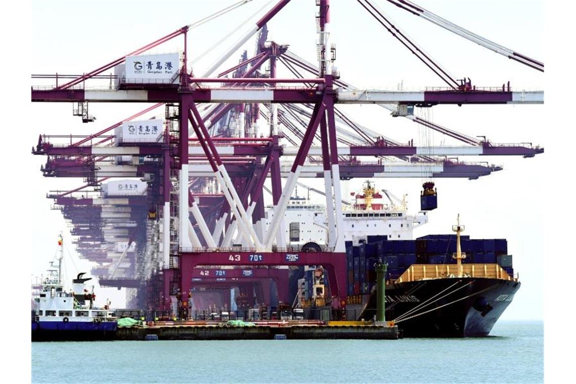 Containerschiffe legen in einem Hafen in Qingdao in der ostchinesischen Provinz Shandong an. Foto: Chinatopix/AP/dpa