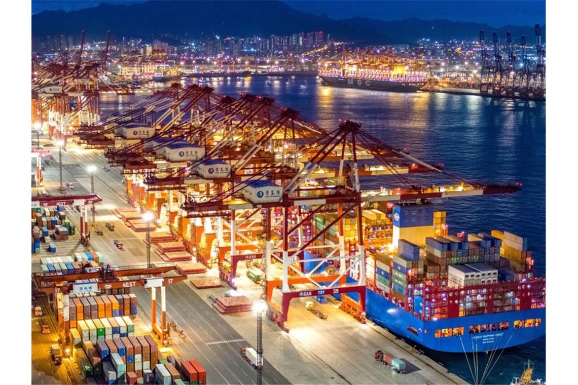 Containerschiffe liegen im Hafen von Qingdao. Foto: Yu Fangping/SIPA Asia via ZUMA Wire/dpa