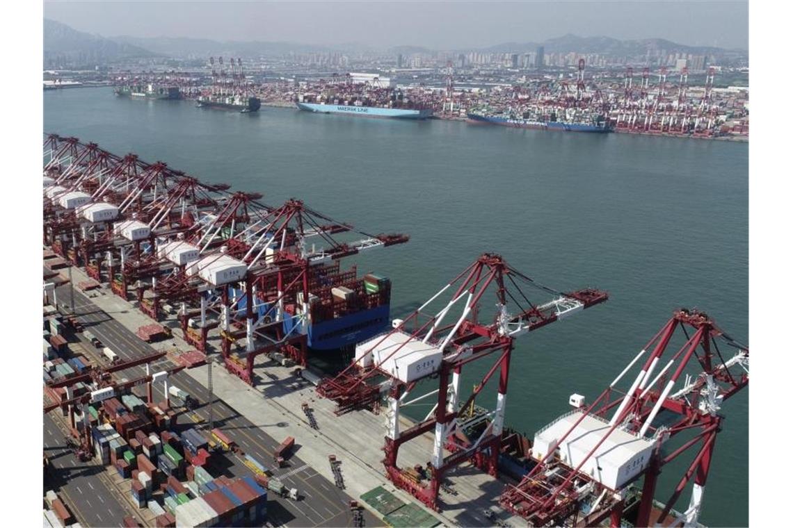 Chinas Exporte legen überraschend stark zu Containerschiffe werden in einem Containerhafen in der ostchinesischen Provinz Shandong angedockt. Foto: Uncredited/CHINATOPIX/AP/dpa