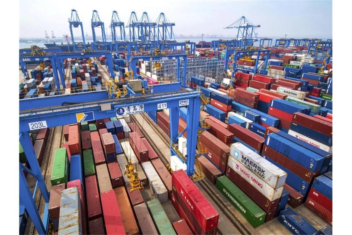 IWF senkt globale Wirtschaftsprognose erneut Containerterminal im chinesischen Qingdao. Foto: Uncredited/CHINATOPIX/dpa