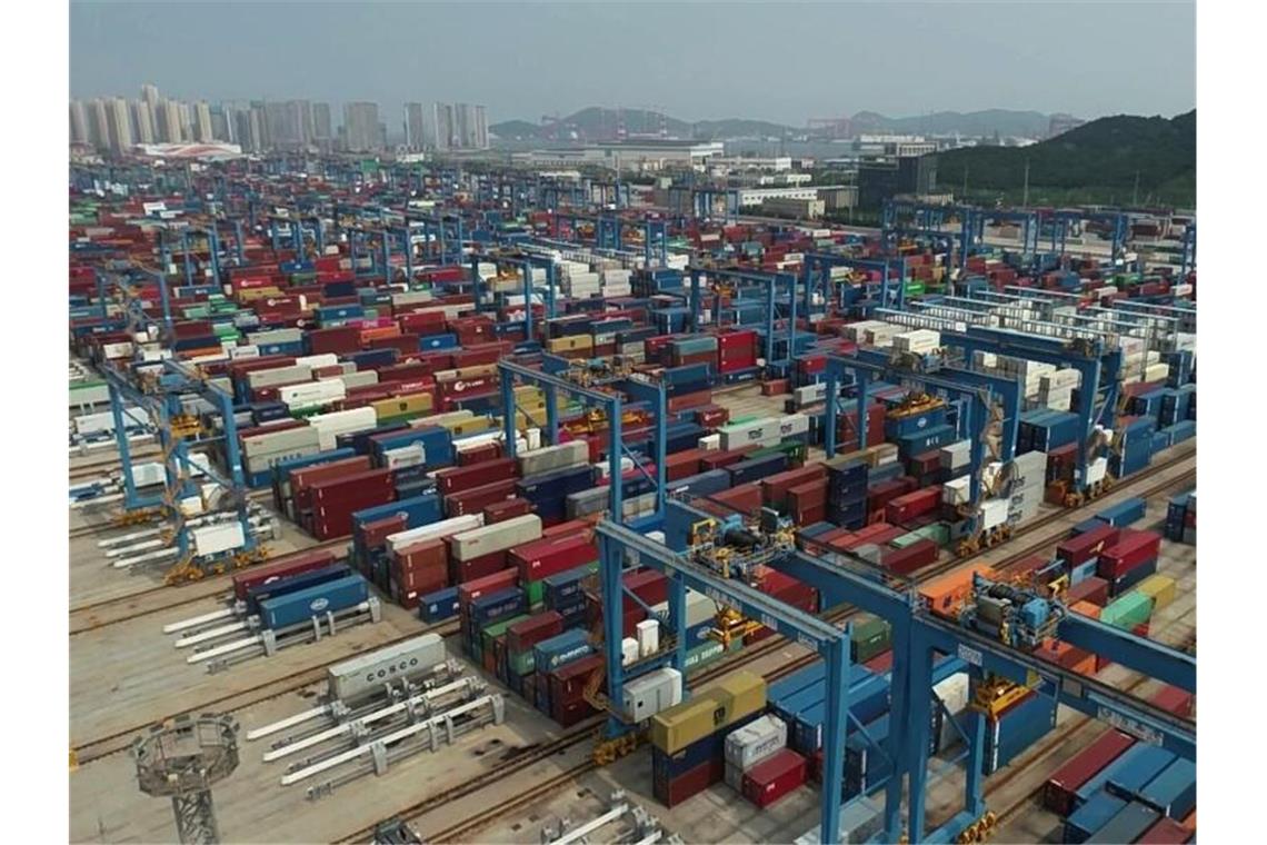 Containerterminal in Qingdao: Chinas Ausfuhren legten im Vorjahresvergleich stärker als erwartet um 9,5 Prozent zu. Foto: Zhangjingang/SIPA Asia via ZUMA Wire/dpa