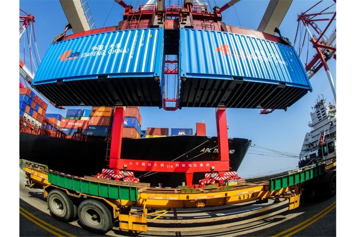 Containerumschlag im Hafen von Shanghai. Foto: Ole Spata/dpa