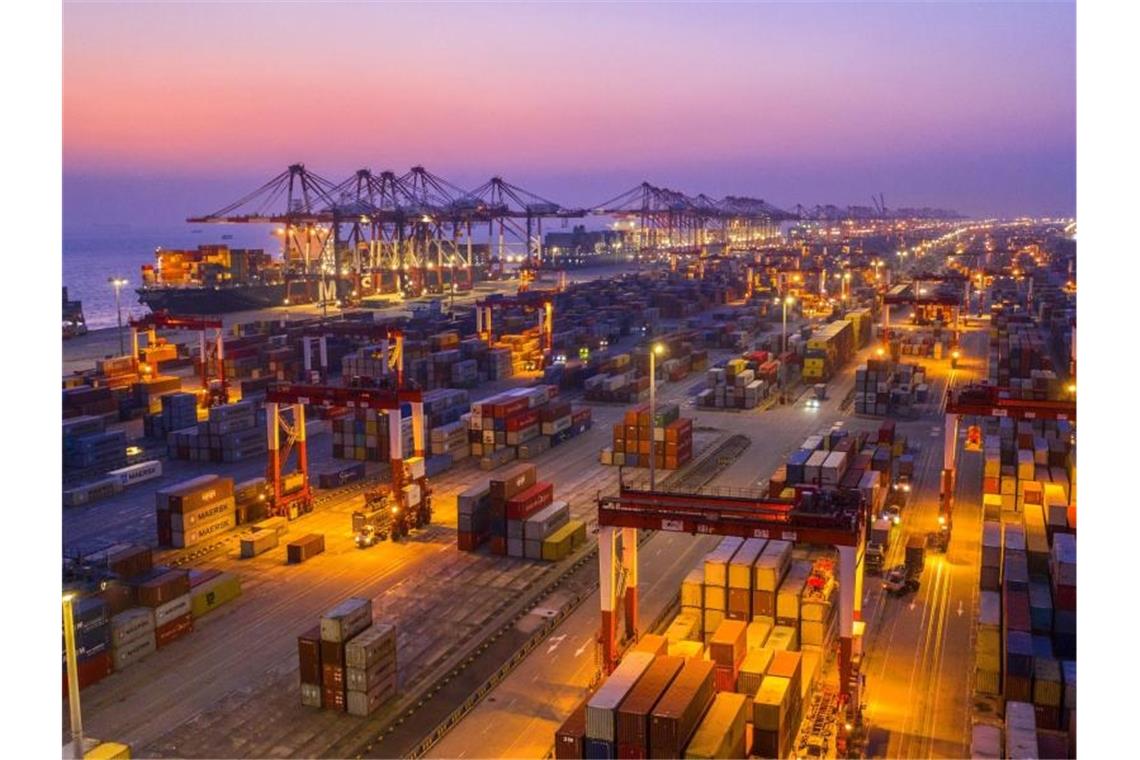 China deutet Fortschritte im Handelskrieg mit USA an Containerumschlag im Hafen Yangshan in Shanghai. Foto: Xu Haixin/Imaginechina via ZUMA Press/dpa