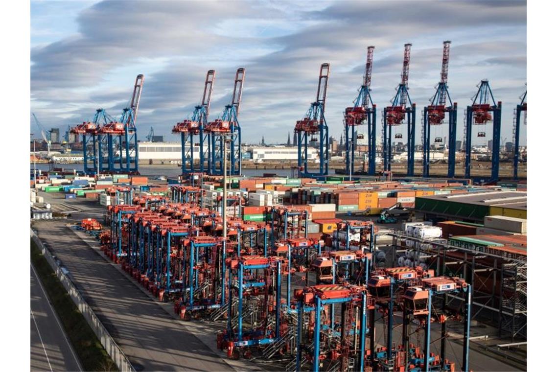 Deutsche Wirtschaft arbeitet sich aus dem Corona-Tief Containerumschlag im Hamburger Hafen. Foto: Christian Charisius/dpa