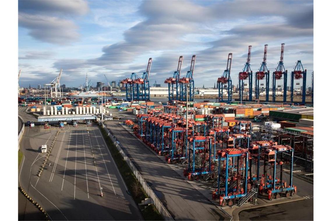 Containerumschlag in Hamburg: In den vergangenen Monaten haben die schwache Weltwirtschaft und die vielen Handelskonflikte die exportabhängige deutsche Industrie belastet. Foto: Christian Charisius/dpa