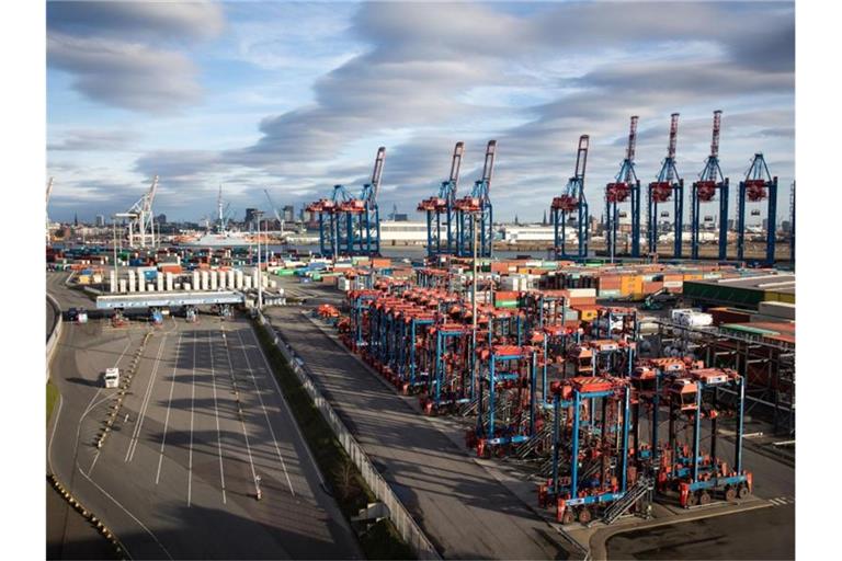 Containerumschlag in Hamburg: In den vergangenen Monaten haben die schwache Weltwirtschaft und die vielen Handelskonflikte die exportabhängige deutsche Industrie belastet. Foto: Christian Charisius/dpa