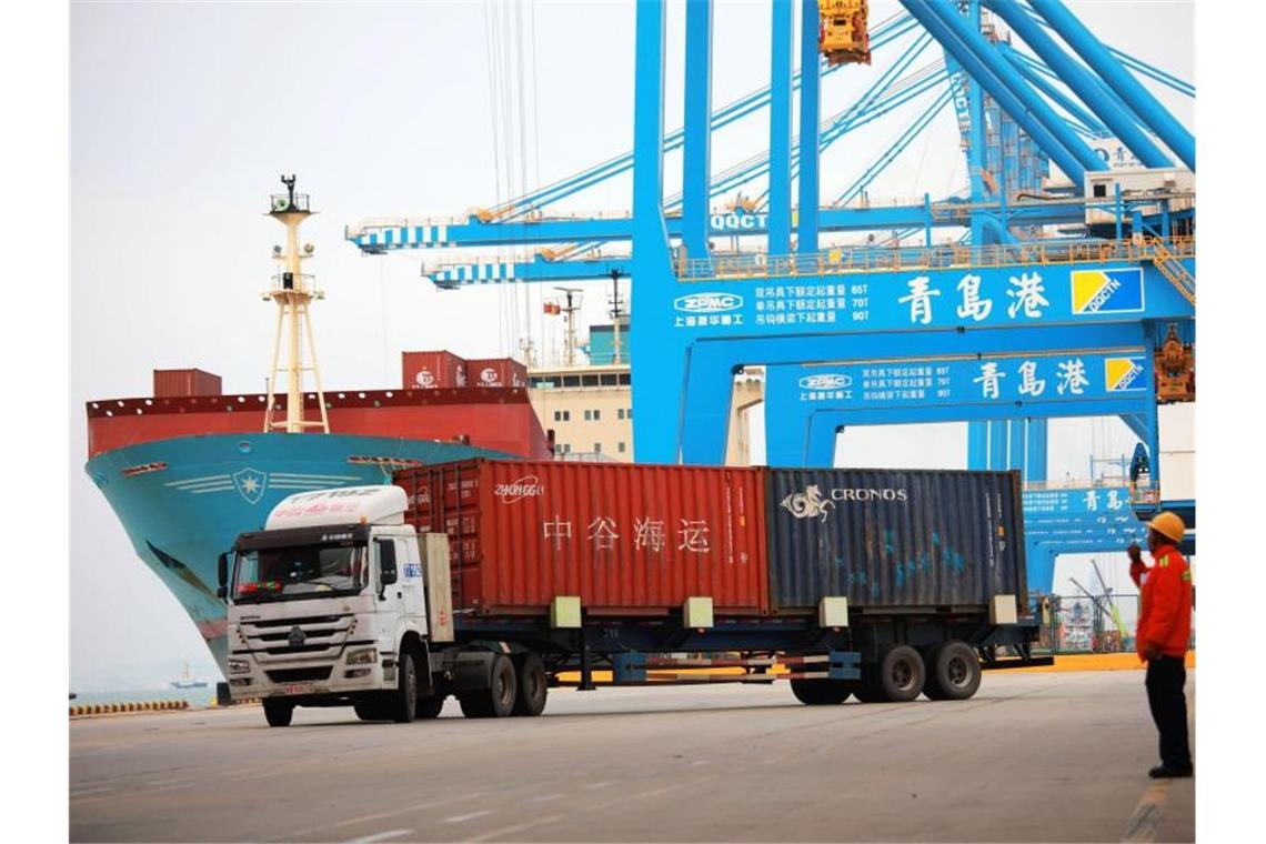 Containerverladung im Hafen von Qingdao in China. Foto: Yu Fangping/SIPA Asia via ZUMA Wire