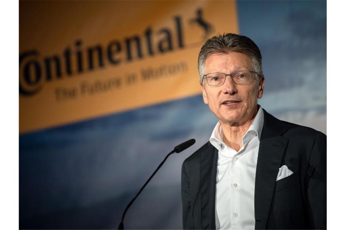 Continental-Vorstandschef Elmar Degenhart spricht beim Richtfest für die neue Continental-Unternehmenszentrale. Foto: Sina Schuldt/dpa