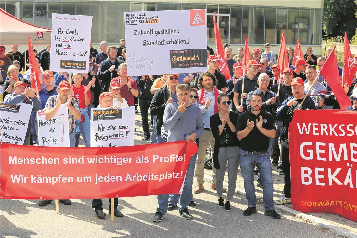 Contitech-Beschäftigte und Unterstützer demonstrierten gestern in Oppenweiler gegen die geplante Standortschließung. Foto: A. Becher