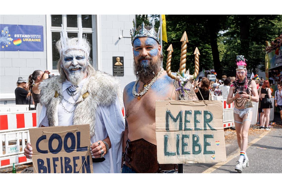 Cool bleiben: Der Appell eines Teilnehmers an einem Christopher Street Day (CSD) in Hamburg. (Illustration)
