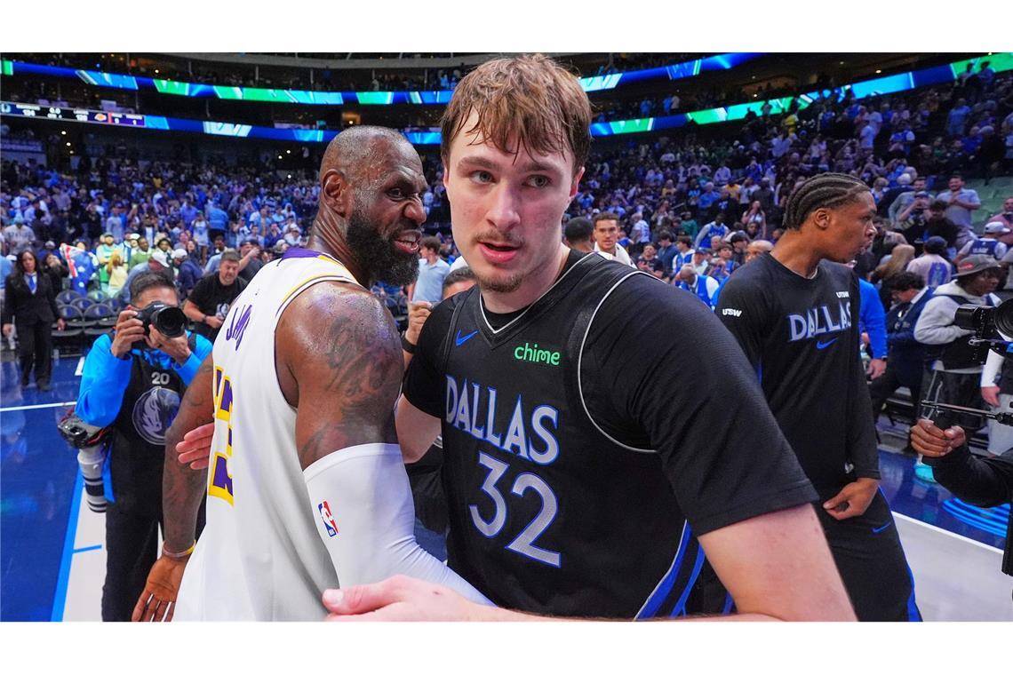 Cooper Flagg (r.) stellte Superstar LeBron James in den Schatten.