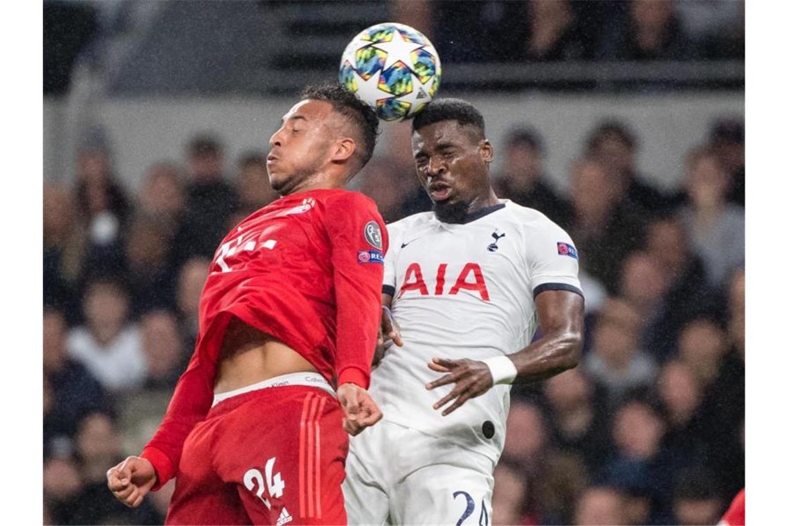 Corentin Tolisso (l) im Kopfballduell mit Serge Aurier. Foto: Matthias Balk/dpa