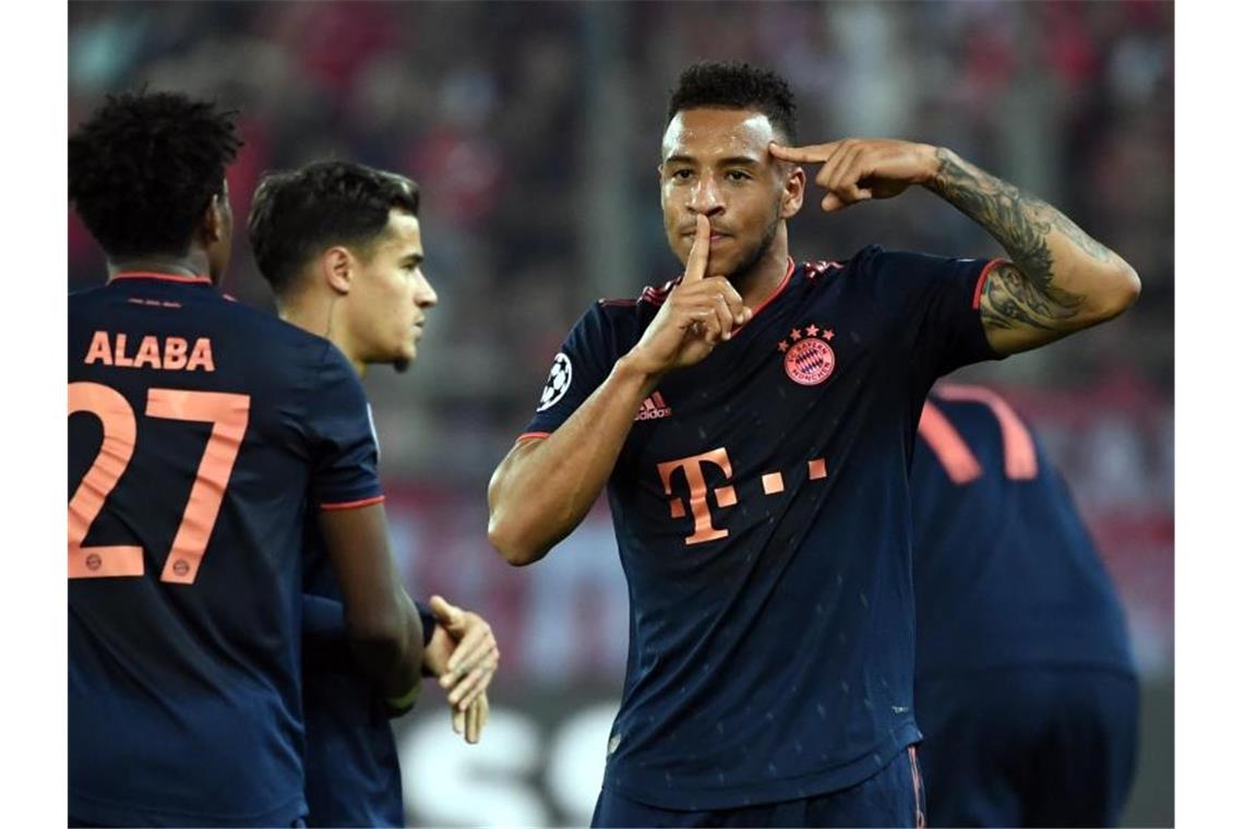 Corentin Tolisso (r) baute die Bayern-Führung auf 3:1 aus. Foto: Sven Hoppe/dpa