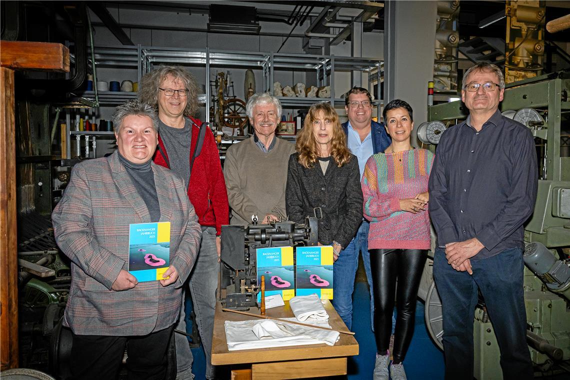 Corinna Bäuerle (von links), Andreas Kozlik, Gerhard Fritz, Antje Hagen, Carsten Kottmann, Petja Savic und Bernhard Trefz stellen die Inhalte des Backnanger Jahrbuchs im Technikforum vor. Foto: Alexander Becher