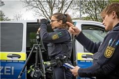 Corinne Peterolff (links) und Melanie Konstantin messen Geschwindigkeiten in der Backnanger Heinrich-Hertz-Straße. Foto: Alexander Becher