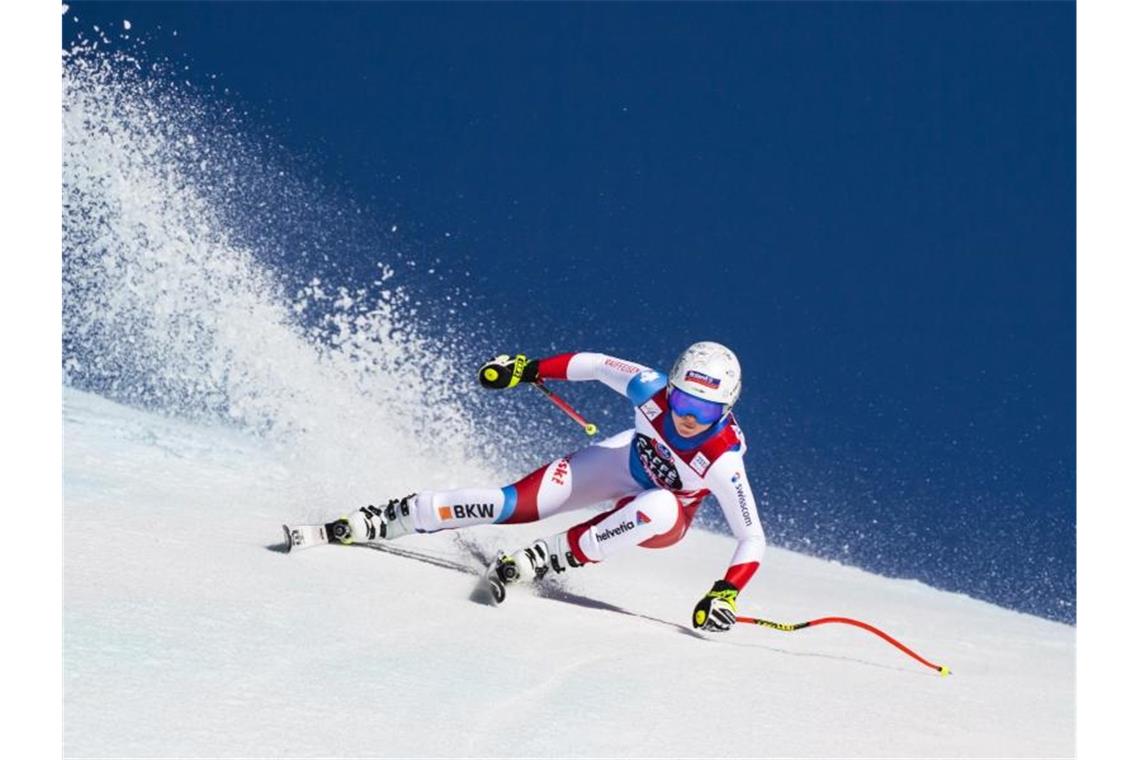 Corinne Suter aus der Schweiz sicherte sich den Disziplin-Weltcup in der Abfahrt. Foto: Jean-Christophe Bott/KEYSTONE/dpa