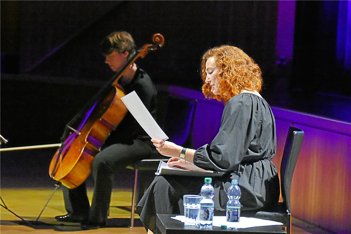 Cornelia Schönwald trägt die Geschichte der Cellistin vor, für die Musik sorgt Magdalena Wolf. Foto: Tobias Sellmaier