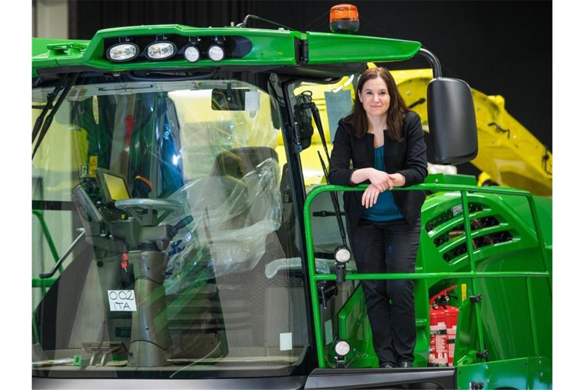 Cornelia Walde steht im John Deere Showroom auf einem Häcksler des Herstellers. Walde leitet das Werk in Zweibrücken (Rheinland-Pfalz). Foto: Oliver Dietze/dpa