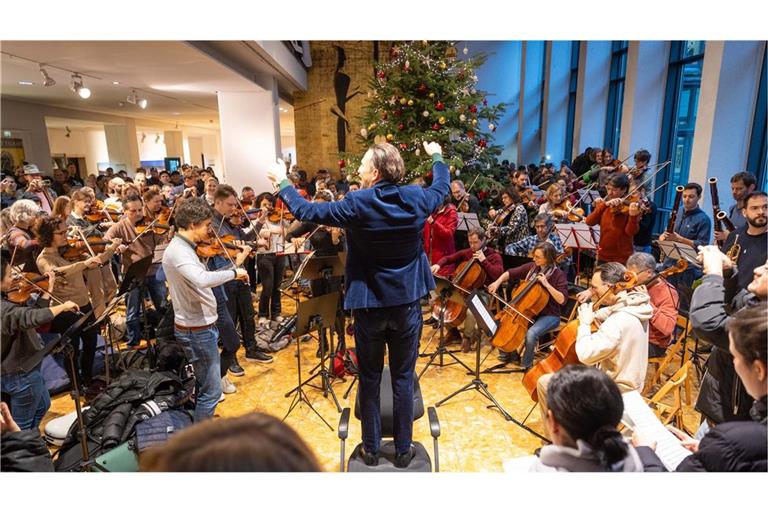 Cornelius Meister dirigiert Mitglieder des Opernchores, des Staatsorchesters und zahlreiche weitere Demonstrierende.
