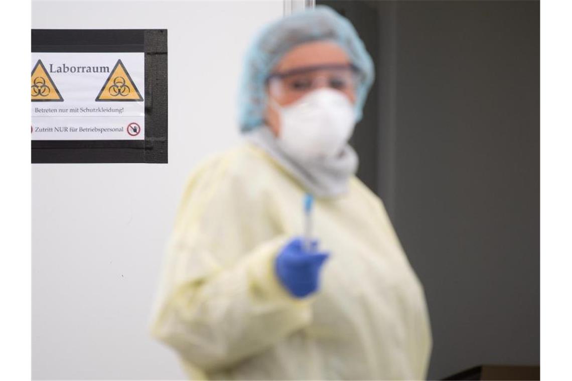 Acht gemeldete Coronavirus-Tote in Deutschland Corona-Abstrich-Zentrum in Stuttgart. In Kirchheim unter Teck ist ein weiterer Patient gestorben. Foto: Sebastian Gollnow/dpa