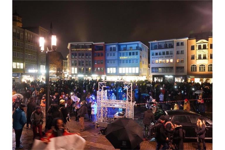 Corona-Gegner versammeln sich auf dem Stuttgarter Marktplatz. Foto: Andreas Rosar/dpa