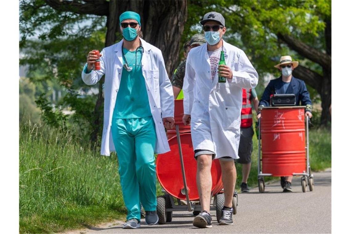 Corona-gerecht gekleidet machen diese jungen Männer eine Vatertags-Tour in Dresden. Foto: Robert Michael/dpa-Zentralbild/dpa