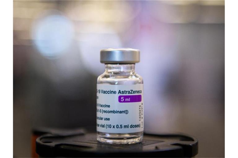 Corona-Impfstoff von Astrazeneca. Eine neue Untersuchung hat nach Angaben von Astrazeneca kein erhöhtes Thromboserisiko durch den Impfstoff ergeben. Foto: Soeren Stache/dpa