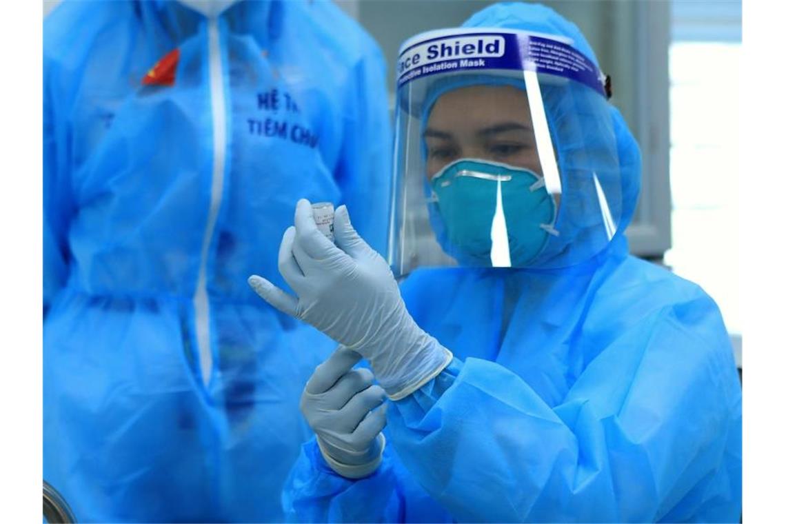 Vietnam berichtet von neuer Variante des Coronavirus Corona-Impfung in Hanoi (Archiv). Die vietnamesische Regierung berichtet von einer neuen Virus-Variante. Foto: Hau Dinh/AP/dpa