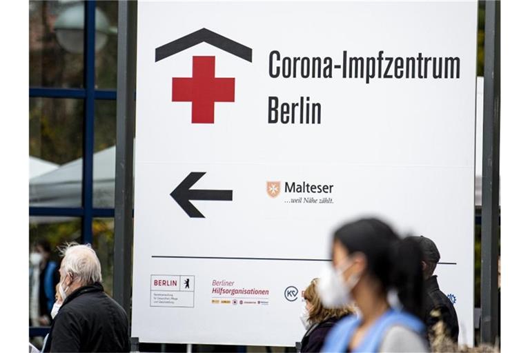 Corona-Impfzentrum Berlin Messe. Laut RKI geht die tägliche Impfquote langsam wieder zurück. Foto: Fabian Sommer/dpa