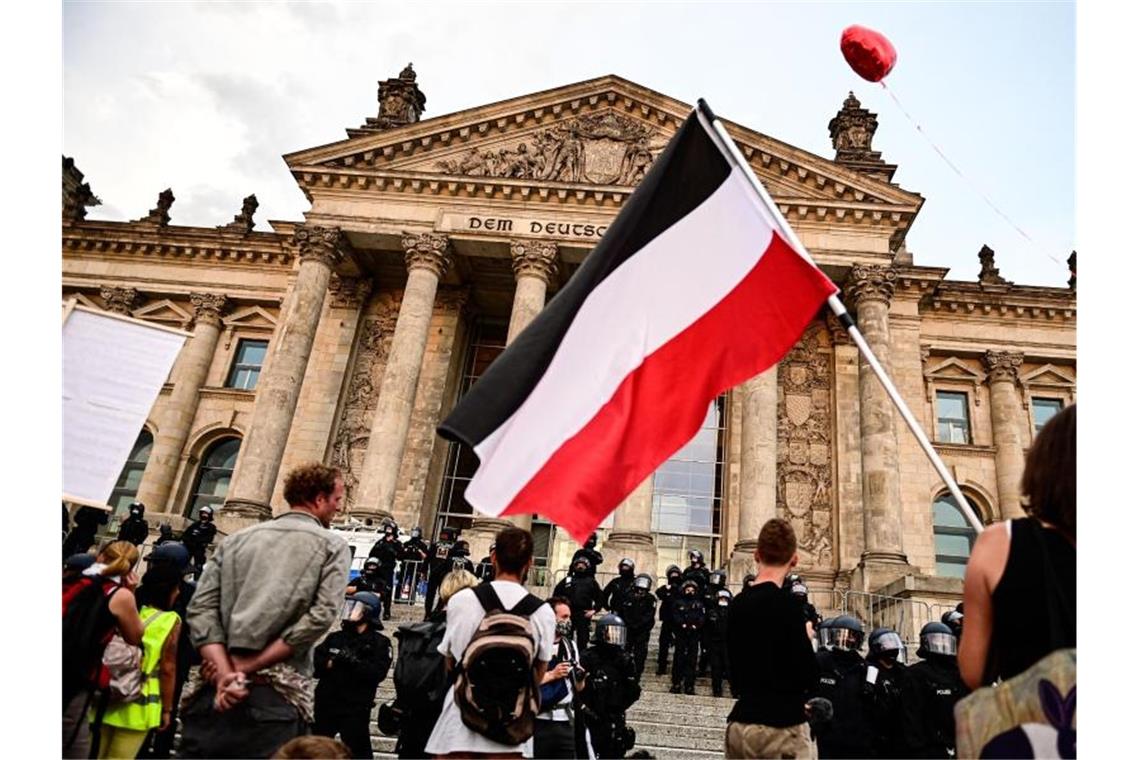 Corona-Leugner, Reichsbürger und Rechtsextremisten versuchten im August 2020 mit schwarz-weiß-rot gestreiften Reichsfahnen das Reichstagsgebäude zu stürmen. Foto: Fabian Sommer/dpa