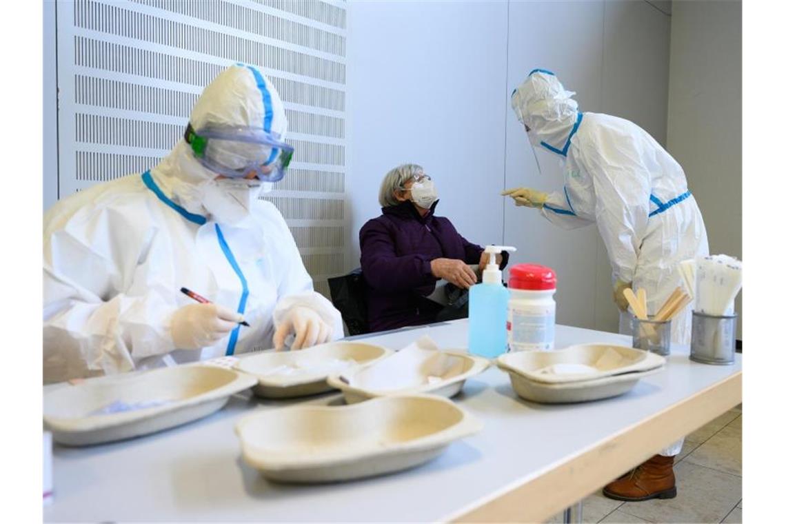 Corona-Inzidenz steigt zum fünften Mal in Folge deutlich Corona-Massentest im sächsischen Hoyerswerda. Foto: Sebastian Kahnert/dpa-Zentralbild/dpa