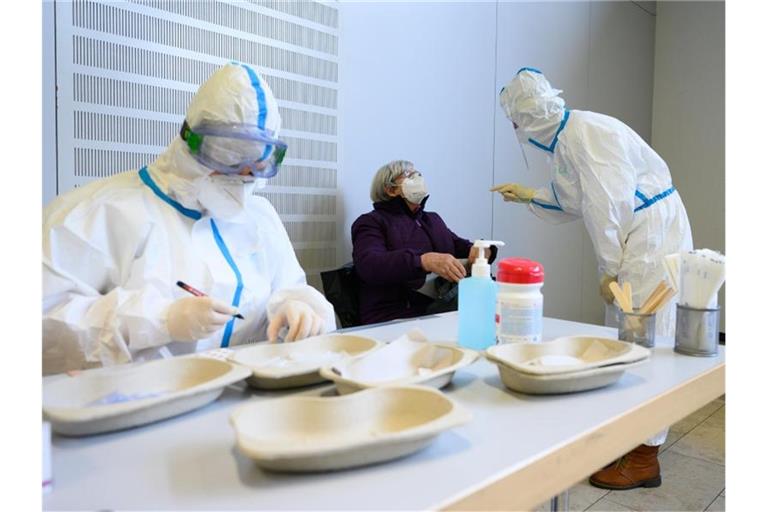 Corona-Massentest im sächsischen Hoyerswerda. Foto: Sebastian Kahnert/dpa-Zentralbild/dpa