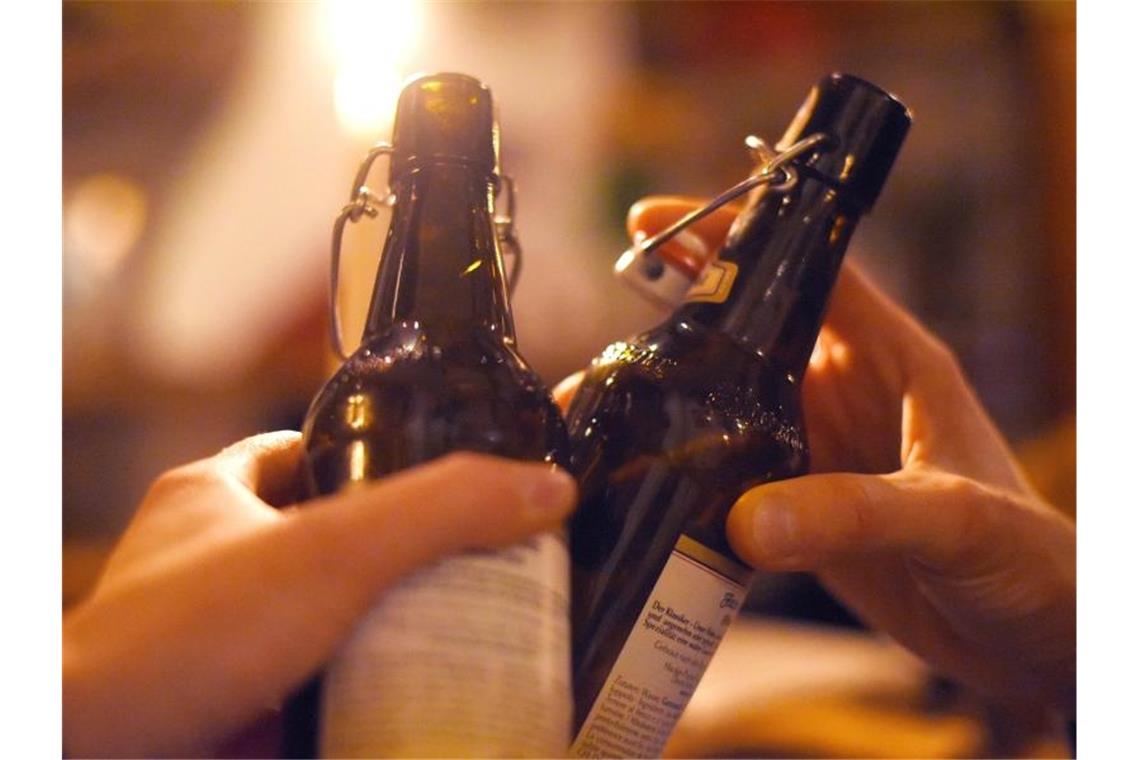 „Corona?“ - „Na dann, Prost!“ In vielen Kneipen und Bars in der Bundeshauptstadt achtet niemand auf die Hygiene-Vorschriften. Foto: Angelika Warmuth/dpa