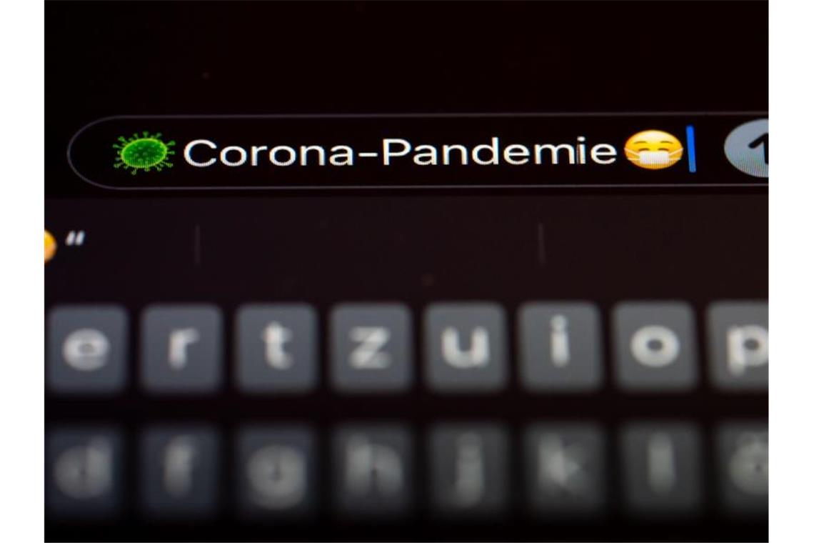 "Corona-Pandemie" steht auf dem Display eines Mobiltelefons. Die Gesellschaft für deutsche Sprache hat den Begriff als "Wort des Jahres" 2020 gekürt. Foto: Frank Rumpenhorst/dpa