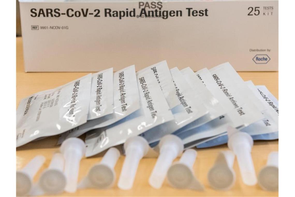 Testen an Schulen: Lehrer riskieren Ausschluss Corona-Schnelltests für Schüler liegen auf einem Tiusch. Foto: Holger John/dpa-Zentralbild/dpa/Symbolbild
