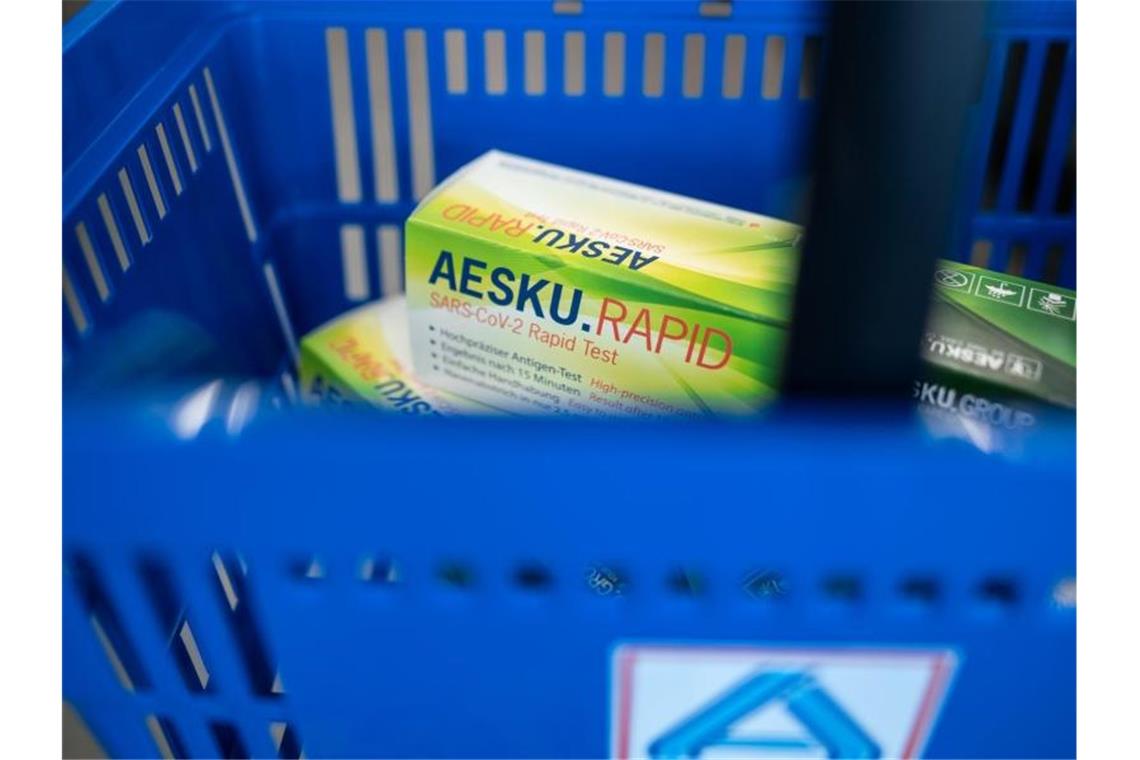 Aldi und Lidl überrascht von Selbsttest-Nachfrage Corona-Schnelltests liegen in einem Einkaufskorb. Foto: Fabian Strauch/dpa