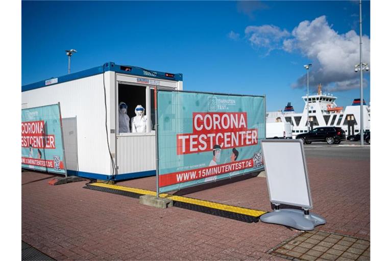 Corona-Schnelltests werden am Fähranleger angeboten. Foto: Sina Schuldt/dpa