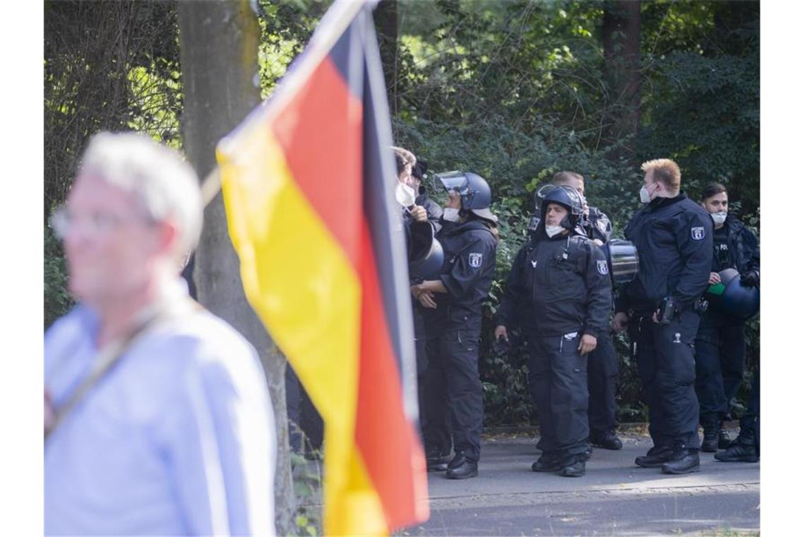 Corona-Skeptiker dürfen nach einem Urteil des Berliner Verwaltungsgerichts wohl doch in Berlin demonstrieren. Foto: Christoph Soeder/dpa