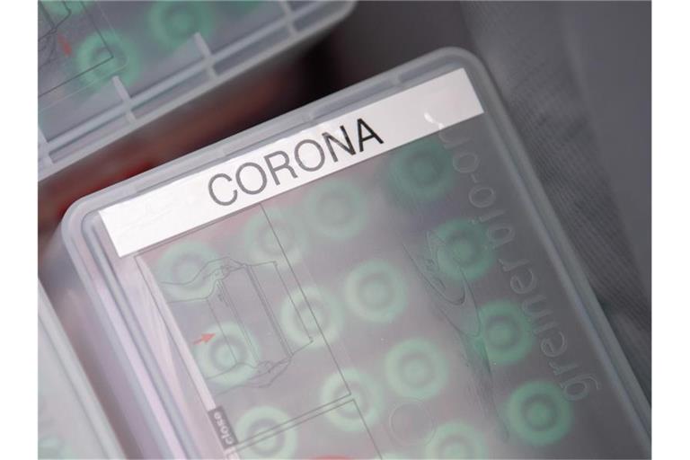 "Corona" steht im Corona-Testcenter am Stuttgarter Flughafen auf einer Dose mit durchgeführten Tests. Foto: Sebastian Gollnow/dpa