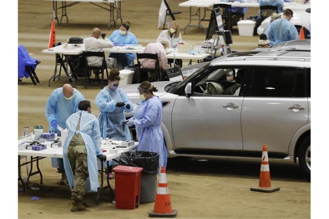 Corona-Test in einer provisorischen Drive-in-Station im US-Bundesstaat Tennessee. Foto: Mark Humphrey/AP/dpa