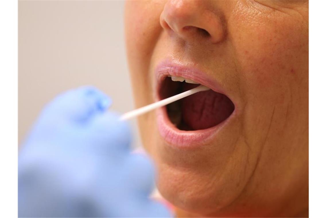 Firma in Mühlacker unter Quarantäne: 19 Corona-Infizierte Corona-Test wird bei einer Patientin durchgeführt. Foto: Karl-Josef Hildenbrand/dpa/dpa-tmn/Symbolbild