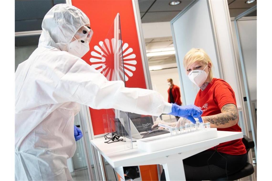 1499 registrierte Corona-Neuinfektionen in Deutschland Corona-Testzentrum am Hamburger Flughafen. Foto: Christian Charisius/dpa/Archivbild