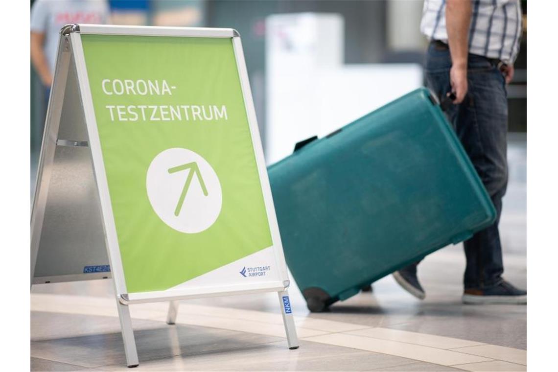 „Corona-Testzentrum“ steht am Stuttgarter Flughafen auf einem Schild. Foto: Sebastian Gollnow/dpa/Archiv