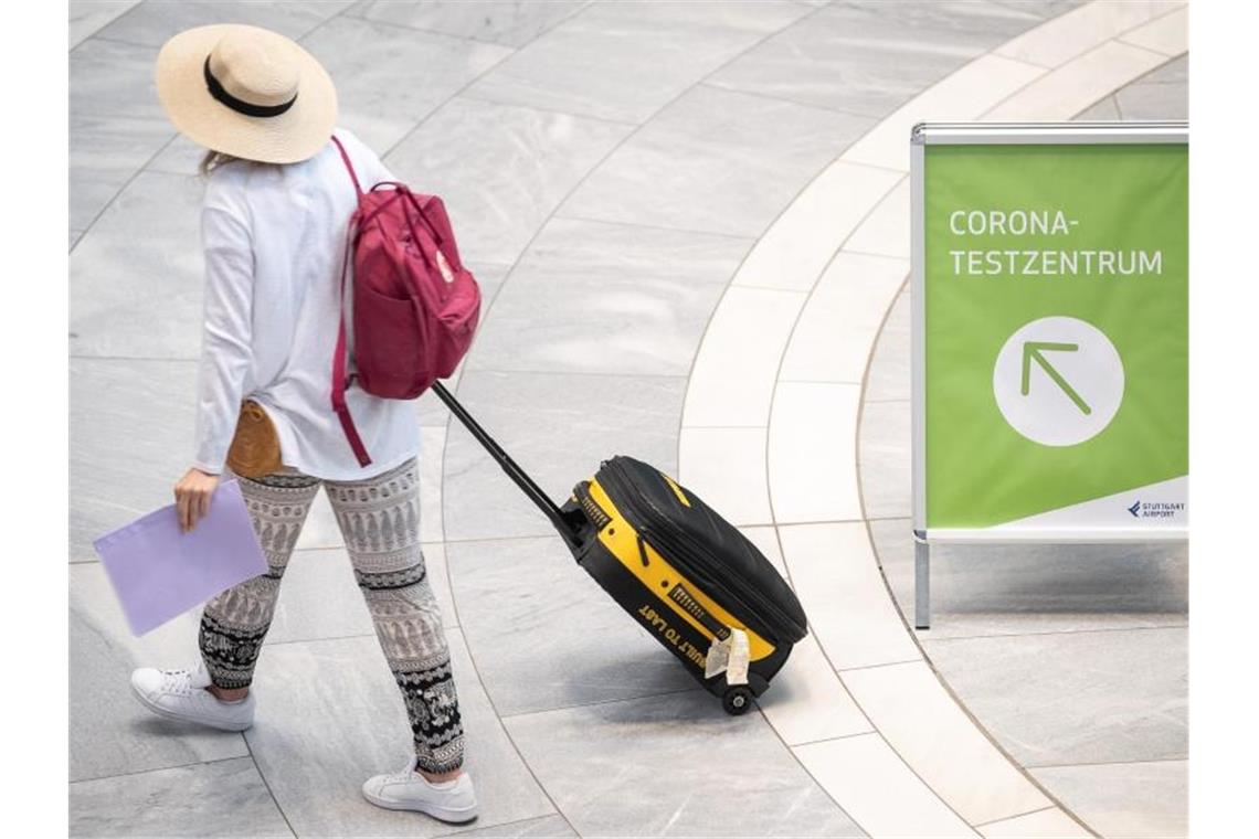 „Corona-Testzentrum“ steht auf einem Schild am Stuttgarter Flughafen. Foto: Sebastian Gollnow/dpa/Symbolbild