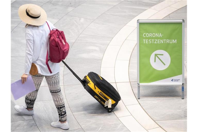 „Corona-Testzentrum“ steht auf einem Schild am Stuttgarter Flughafen. Foto: Sebastian Gollnow/dpa