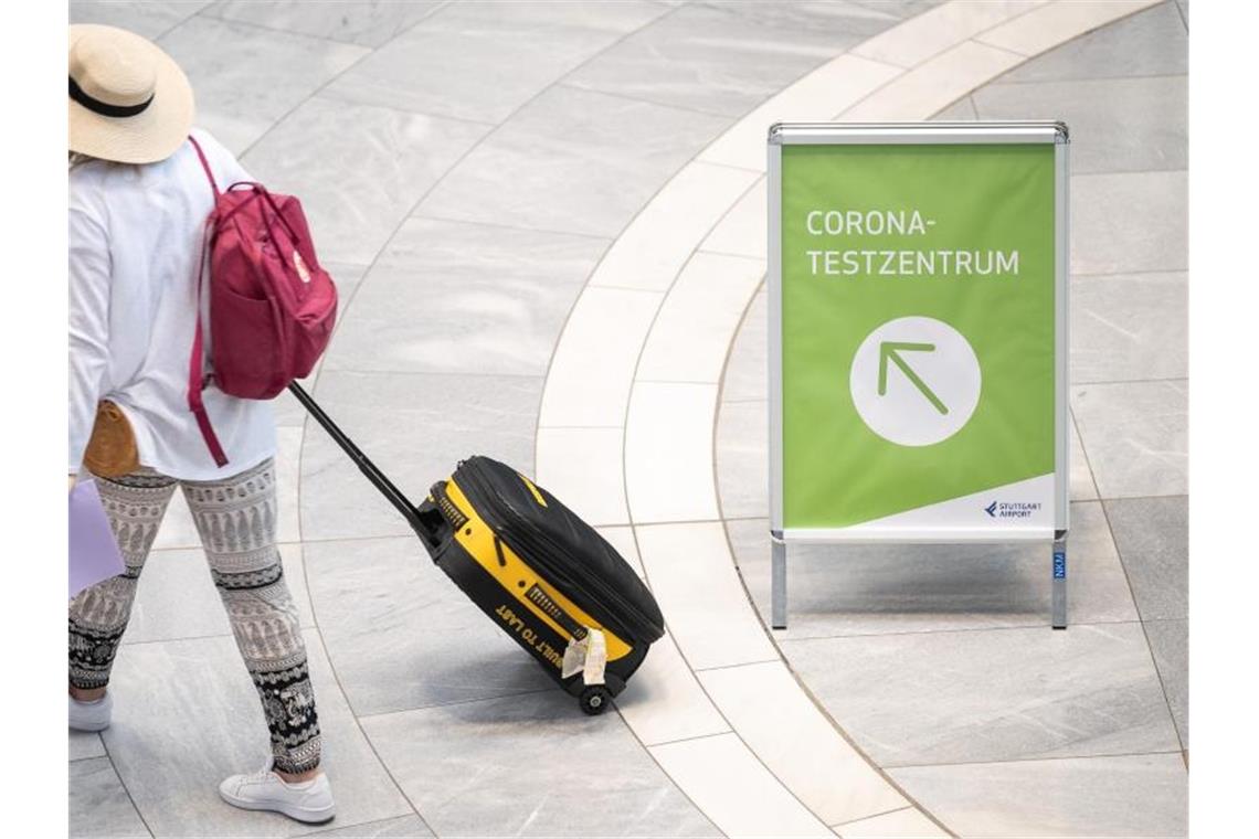 "Corona-Testzentrum" steht auf einem Schild am Stuttgarter Flughafen. Foto: Sebastian Gollnow/dpa/Archiv