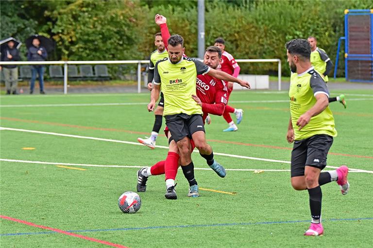 Cosimo Moccia (hinten im roten Trikot) vom Großen Alexander Backnang hat im Zweikampf mit Ahat Murat (vorne) vom TSC Murrhardt das Nachsehen. Foto: Tobias Sellmaier